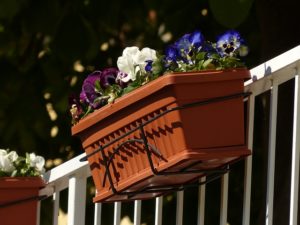 Installation jardinière balcon